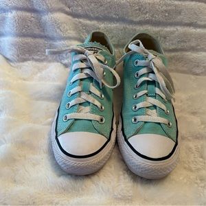Light blue Converse Size 5 Men’s and 7 Women’s.
